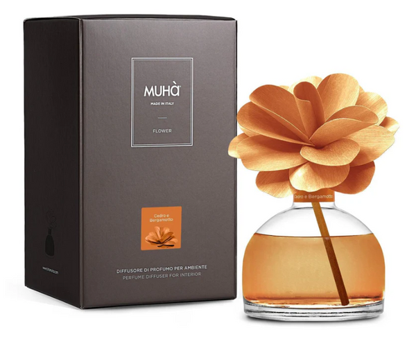 MUHA' | Profumatore per ambienti Camelia Diffuser, Fragranza Cedro e Bergamotto, Diffusore Ambiente con Fiore in Legno di Betulla, Formati vari