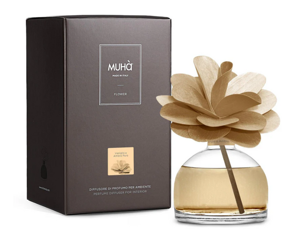 MUHA' | Profumatore per ambienti Camelia Diffuser, Fragranza Vaniglia e Ambra Pura, Diffusore Ambiente con Fiore in Legno di Betulla in vari formati