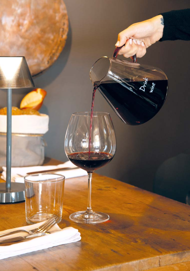 Brocca/decanter in vetro borosilicato trasparente, manico marrone e scritta decorativa Drink wine WD Lifestyle