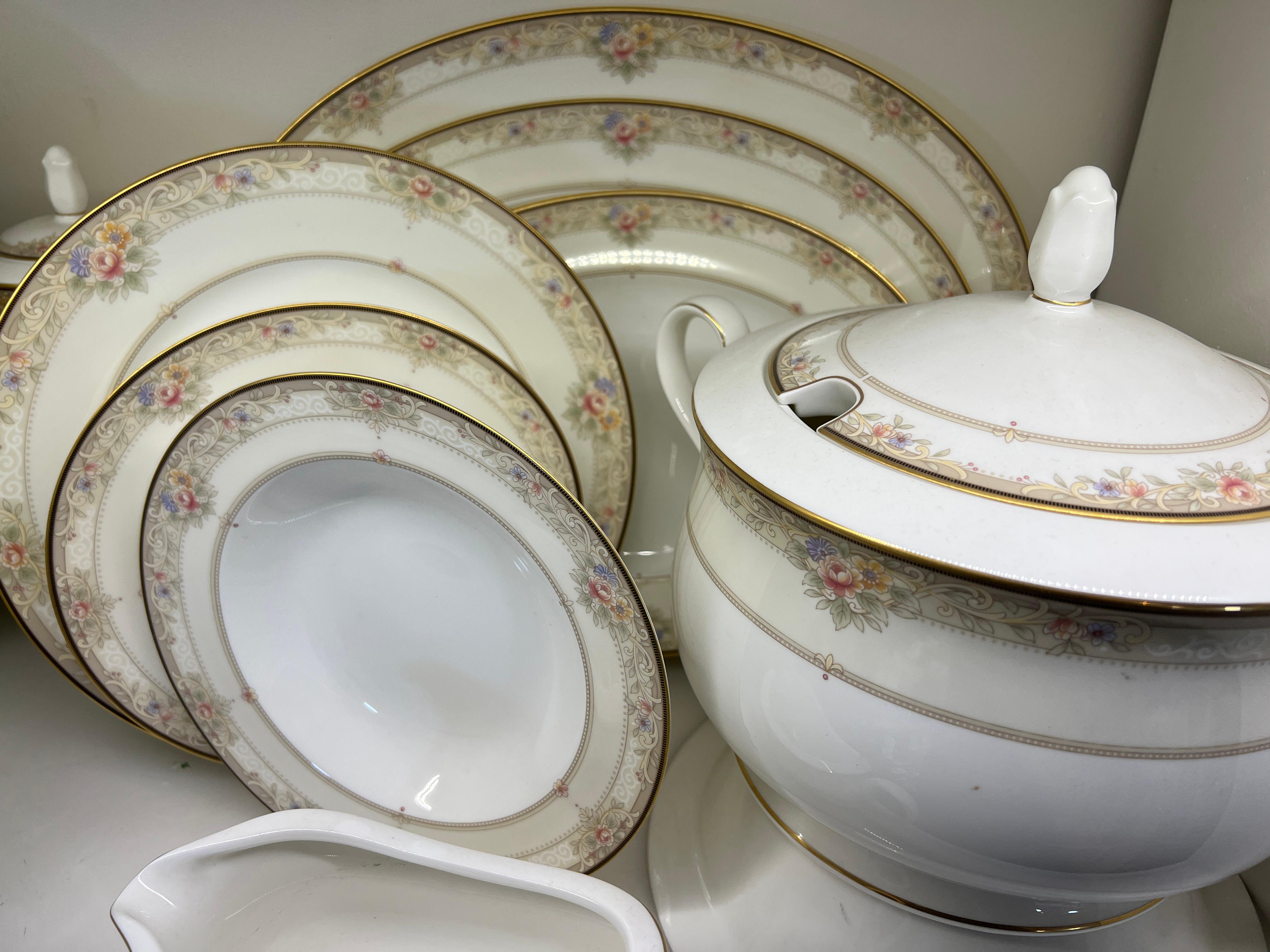 Servizio 43pzi in porcellana Noritake
