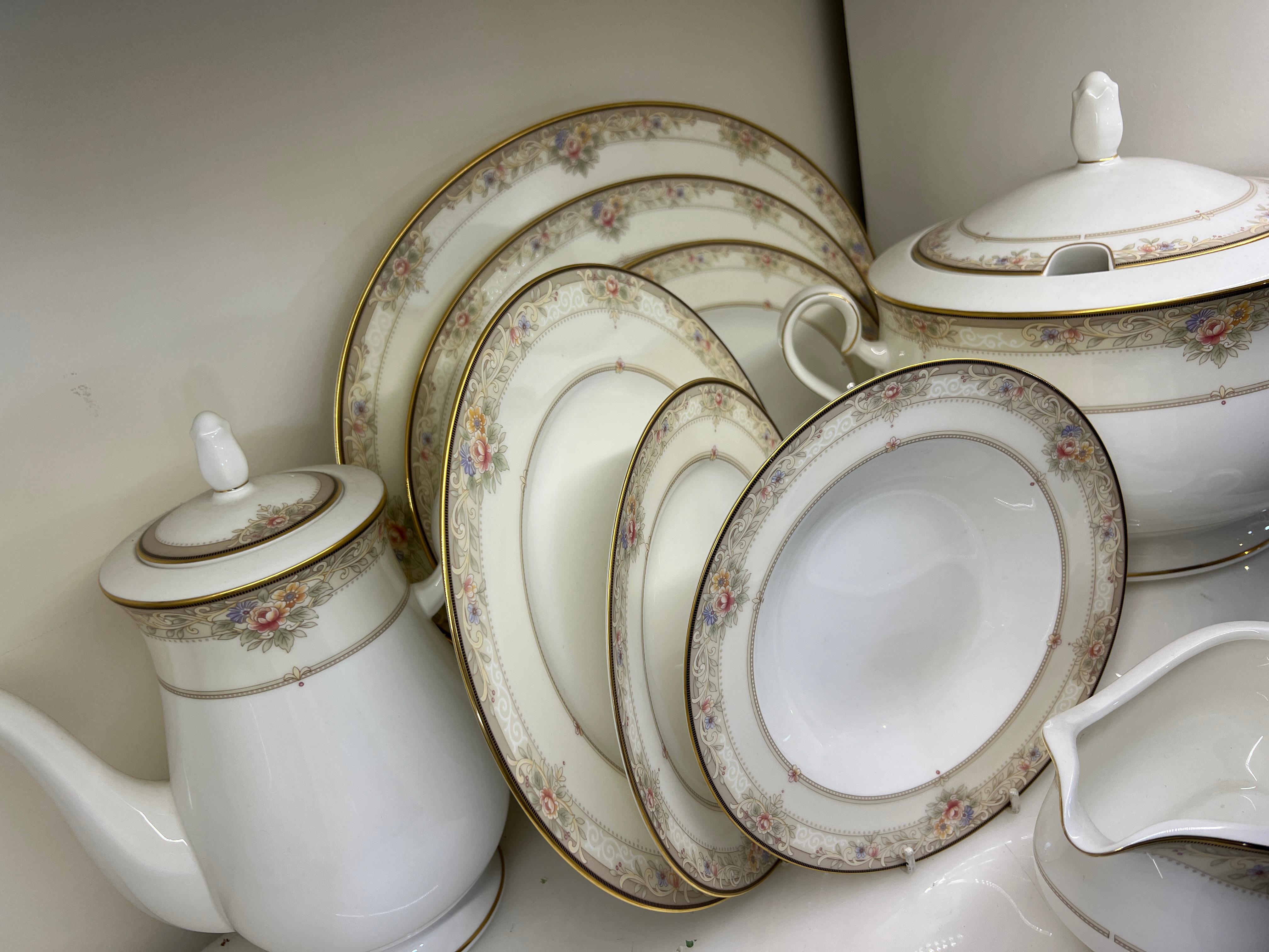 Servizio 43pzi in porcellana Noritake