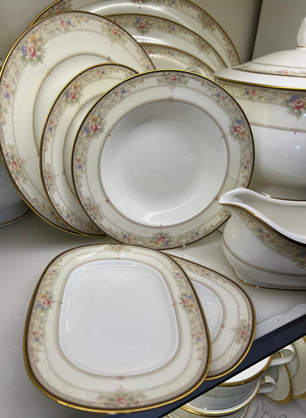 Servizio 43pzi in porcellana Noritake